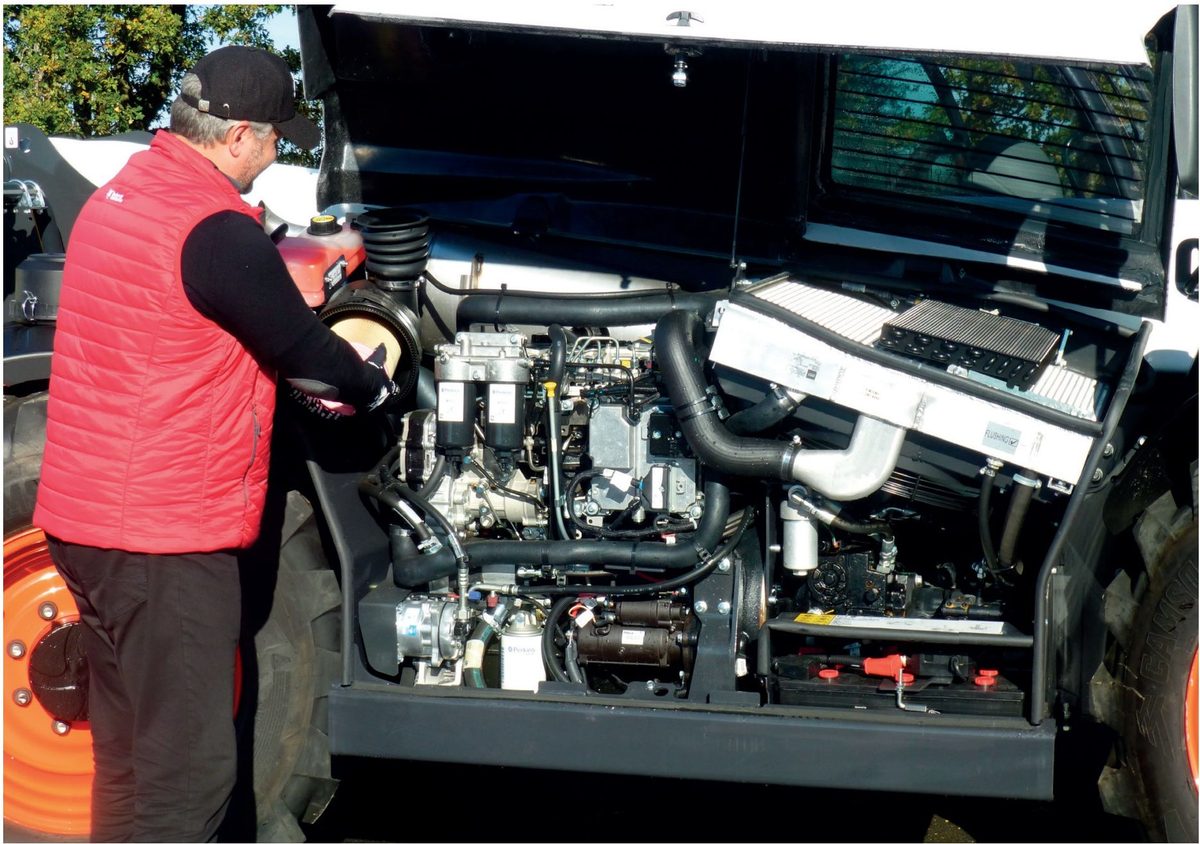 Full and easy access to the engine compartment