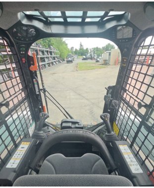 Bobcat T590 — Kabiinis