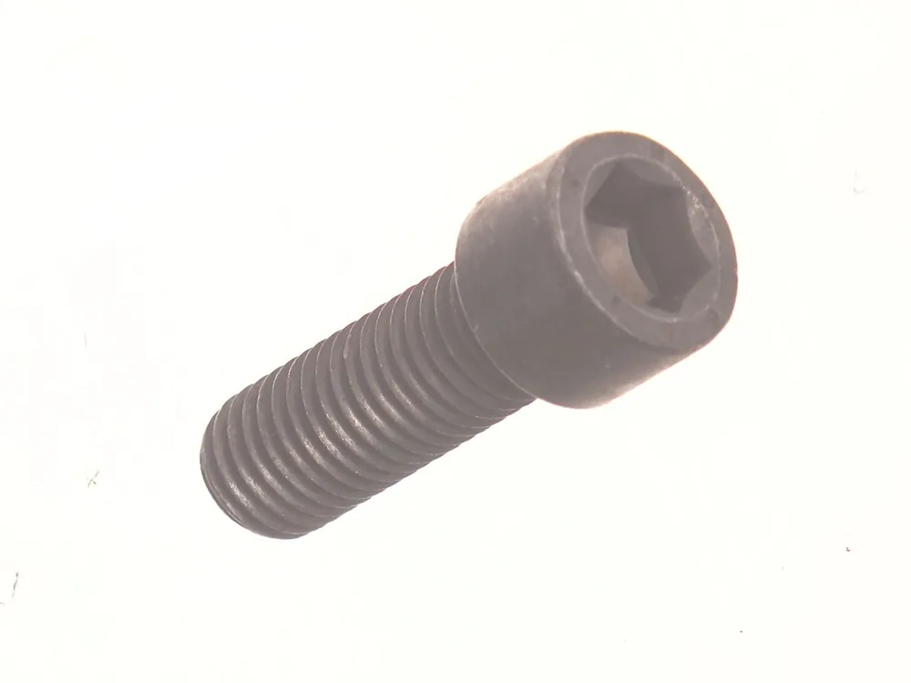 6912890 — Screw