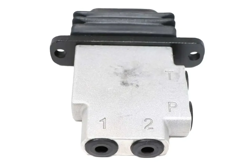 7006576 — VALVE