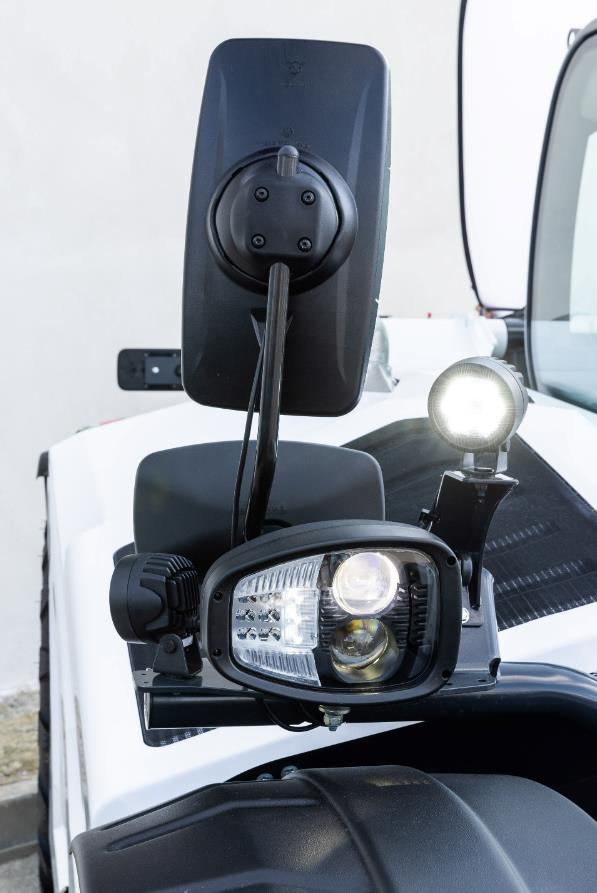 Kaks lisa-LED-tuld parema peegli klambril